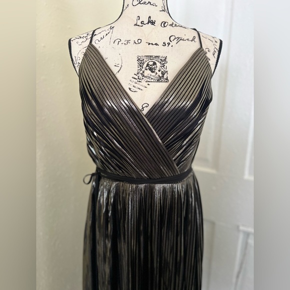 DAVIDS BRIDAL GALINA SIGNATURE
Metallic Pleated A-Line with Slit - Picture 5 of 9